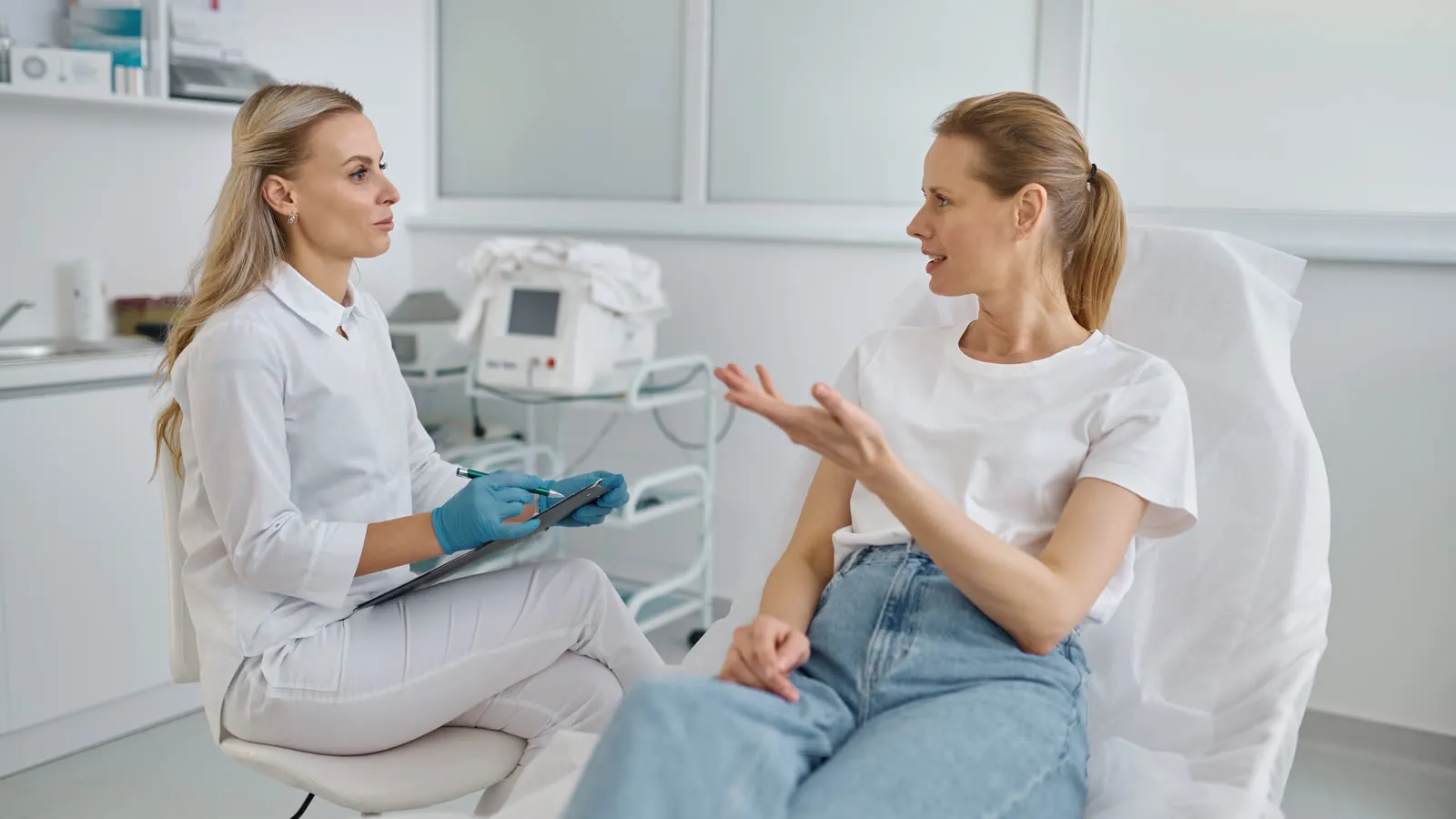 Doctor and patient in a consultation in the treatment room, illustrative image for nutrition coaching