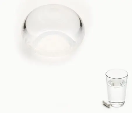Allurion-maagballon naast een glas water