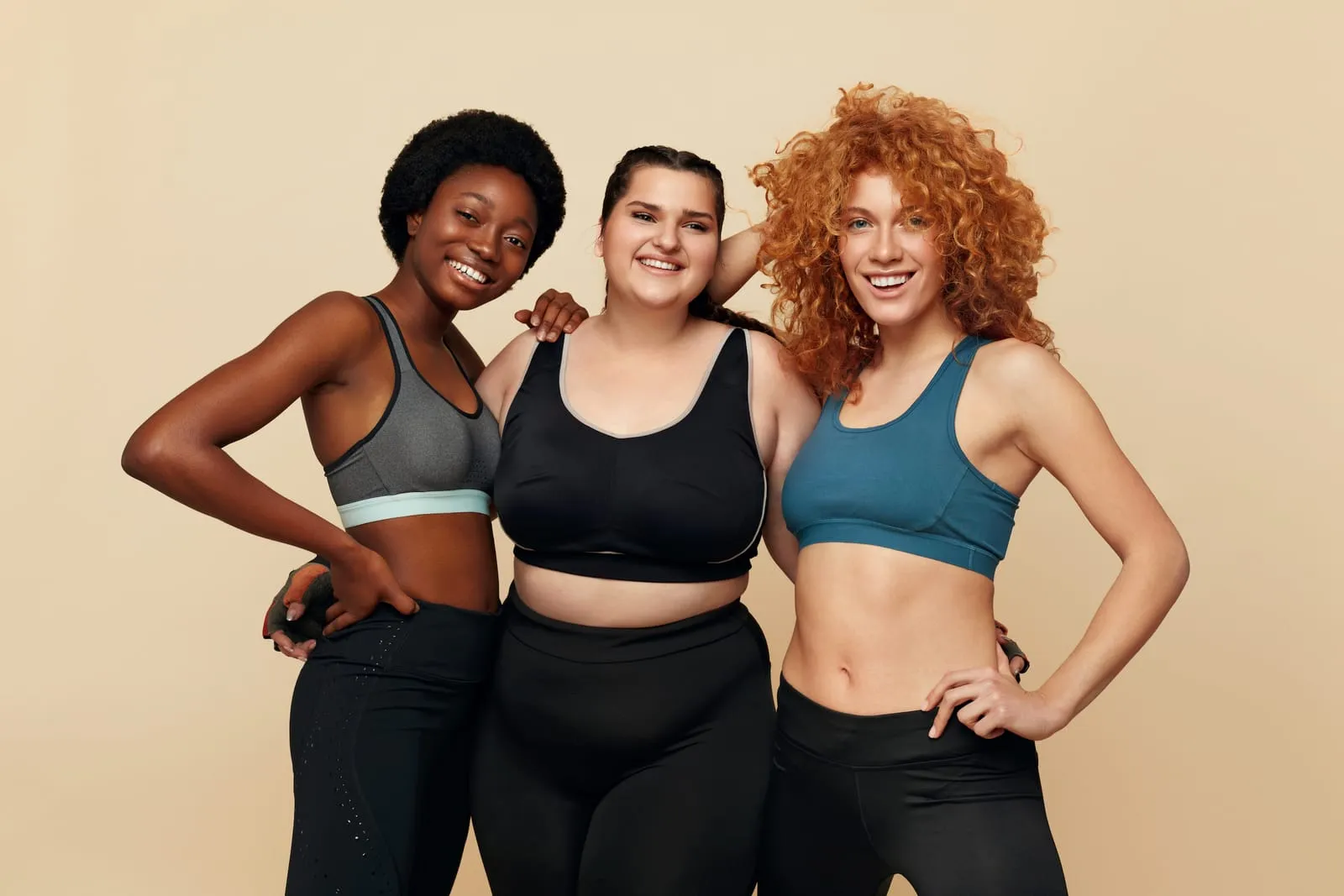 Drie vrouwen in sport-bh's en leggings, symboolbeeld bij de lipoedeembehandeling
