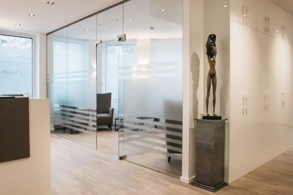 Eingangsbereich und Empfang der Klinik