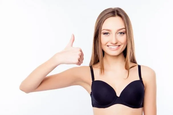 Vrouw in zwarte beha steekt de duim omhoog, symboolbeeld bij de zweetklierbehandeling